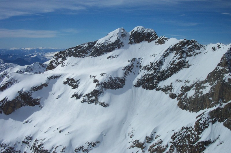 #12 Gélas, terrasse et balcon : Vu du sommet, le couloir du Gélas n Gélas, terrasse et balcon : Vu du sommet, le couloir du Gélas n'a jamais été autant remplis. On devine bien les points de passages entre Gordolasque et Fenestre via la terrasse du Gélas.
