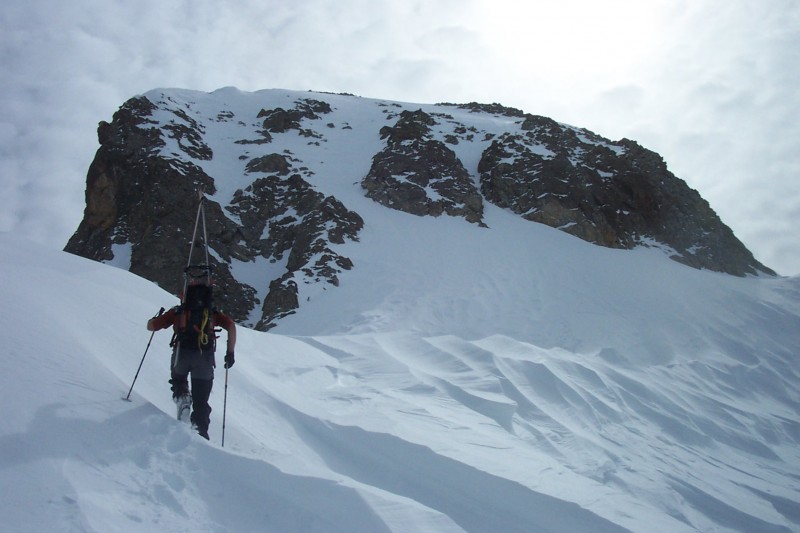 #7 Dernier coup de cul : Le couloir central a été plus remplis que ça, mais ça passe très bien. Remarquez le travail du vent au pied de la face. Dernier coup de cul : Le couloir central a été plus remplis que ça, mais ça passe très bien. Remarquez le travail du vent au pied de la face.