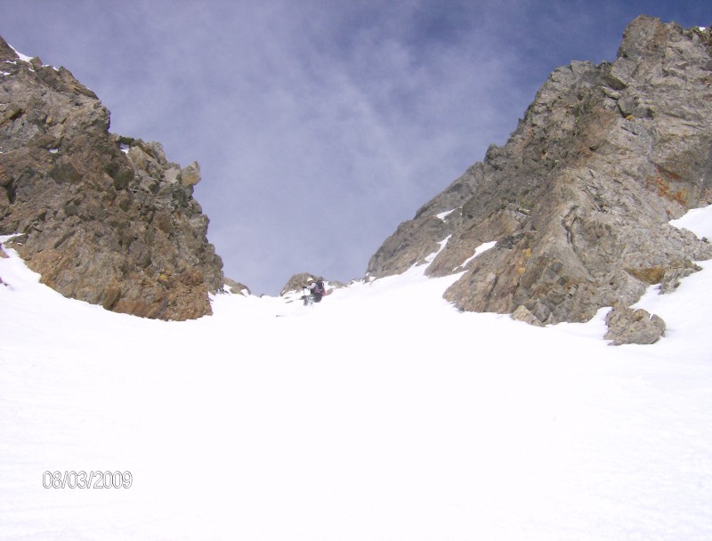 #10 Phil Phil'Ô sous le pas de Malédie : La neige change littéralement et la poudre légère du couloir sommital laisse place à une neige très humide, limite soupe par moments. (Photo Phil 06)