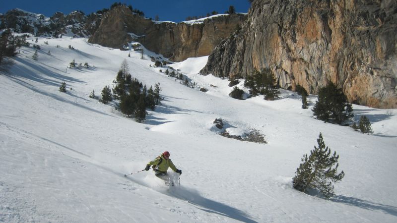 #8 Seconde descente : Bon, ça vaut pas le swallow en poudre, mais quand même la neige est pas mauvaise du tout... ;-) Seconde descente : Bon, ça vaut pas le swallow en poudre, mais quand même la neige est pas mauvaise du tout... ;-)