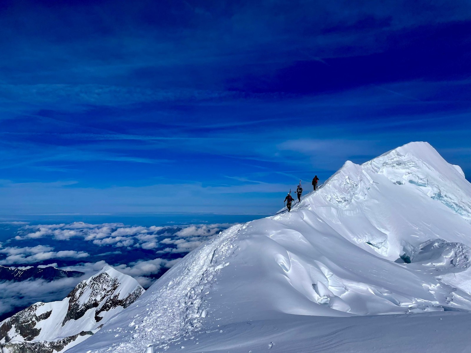 Mont Blanc par le petit plateau, descente par la Face Nord - sur l'arete, on est proche!