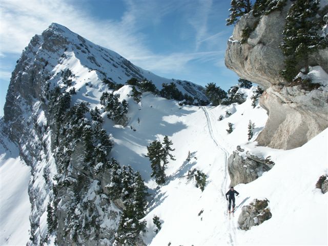 #3 Colombier : Traversée en versant est peu avant le sommet du Roc de Poyer. Colombier : Traversée en versant est peu avant le sommet du Roc de Poyer.