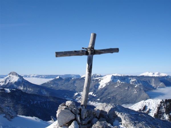 #2 Croix : Celle-ci est encore là, un peu délabrée quand même... Croix : Celle-ci est encore là, un peu délabrée quand même...