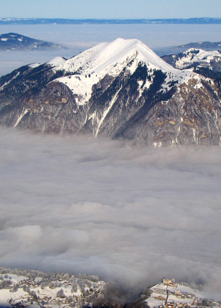 #1 Le Môle : Le Môle et la vallée de l Le Môle : Le Môle et la vallée de l'Arve sous les stratus.
vue du col 2200m du Grand Bargy.