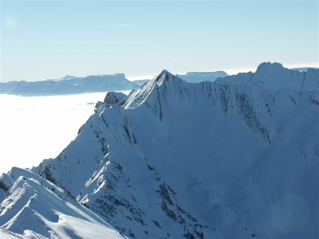 Traversée des Ar : Arlicots et Arclusaz sur fond de mer de nuage.