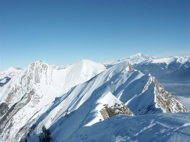 Traversée des Ar : Vue sur la suite : Arces et Armène...on n'est pas encore arrivés !