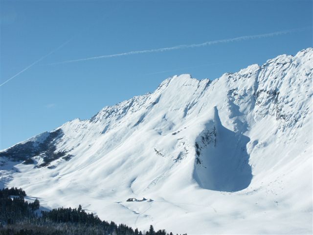 Traversée des Ar : Vue sur la face est de l'Arclusaz.