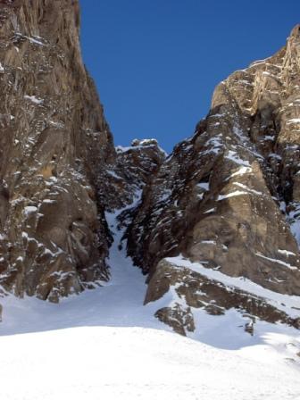 #3 Couloir du chien : Lors de la remontée, on passe au pied du couloir du chien (manque un peu de neige dans le haut) Couloir du chien : Lors de la remontée, on passe au pied du couloir du chien (manque un peu de neige dans le haut)