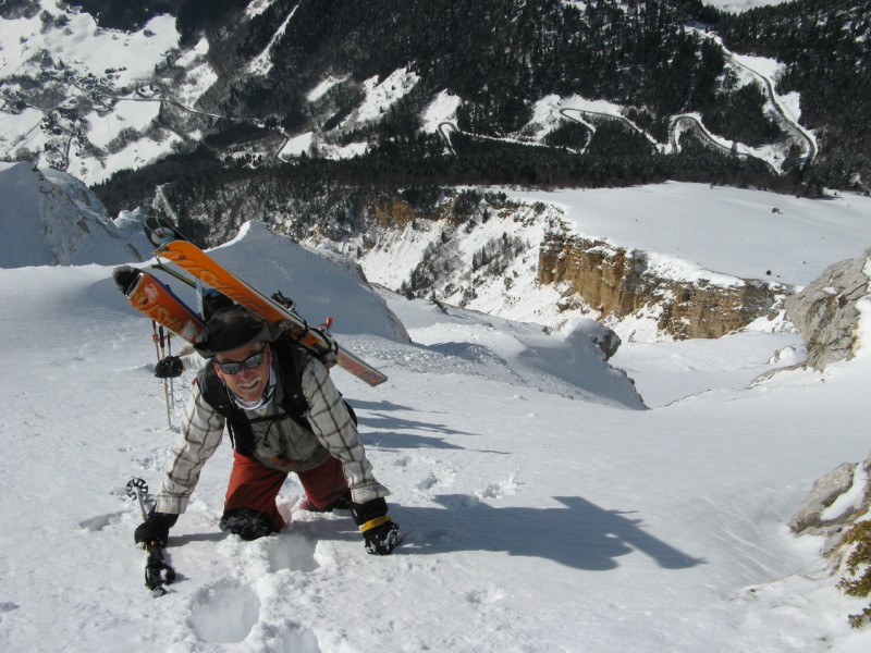Pas de l'oeille : Hubert et ses 2 paires de ski:une light et une spéciale descente