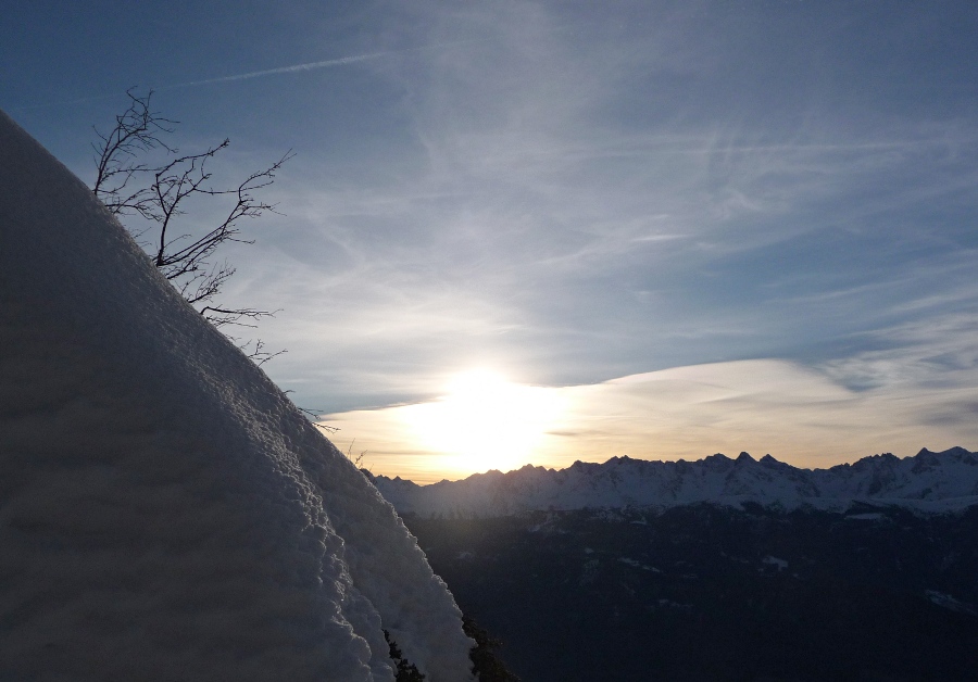 Lever de soleil laiteux : Quand on n'a pas de skieur à cadrer, on se console avec des branches!
