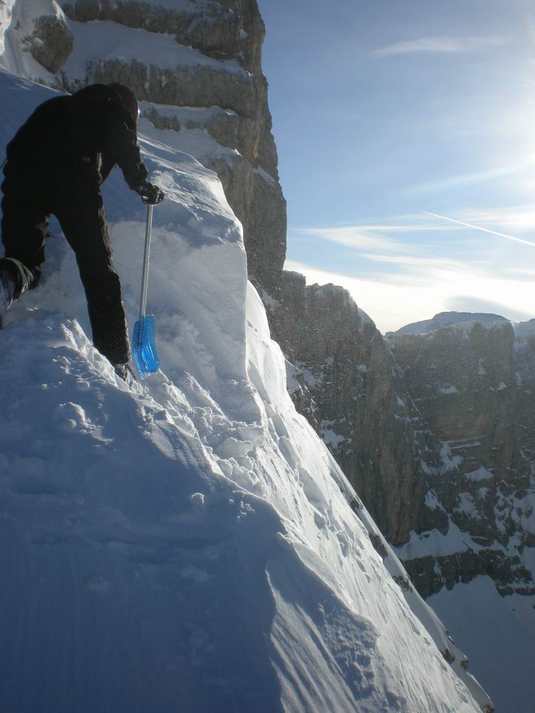 #9 La Grande Moucherolle : Louis attaque la corniche à la pelle pour passer. La Grande Moucherolle : Louis attaque la corniche à la pelle pour passer.