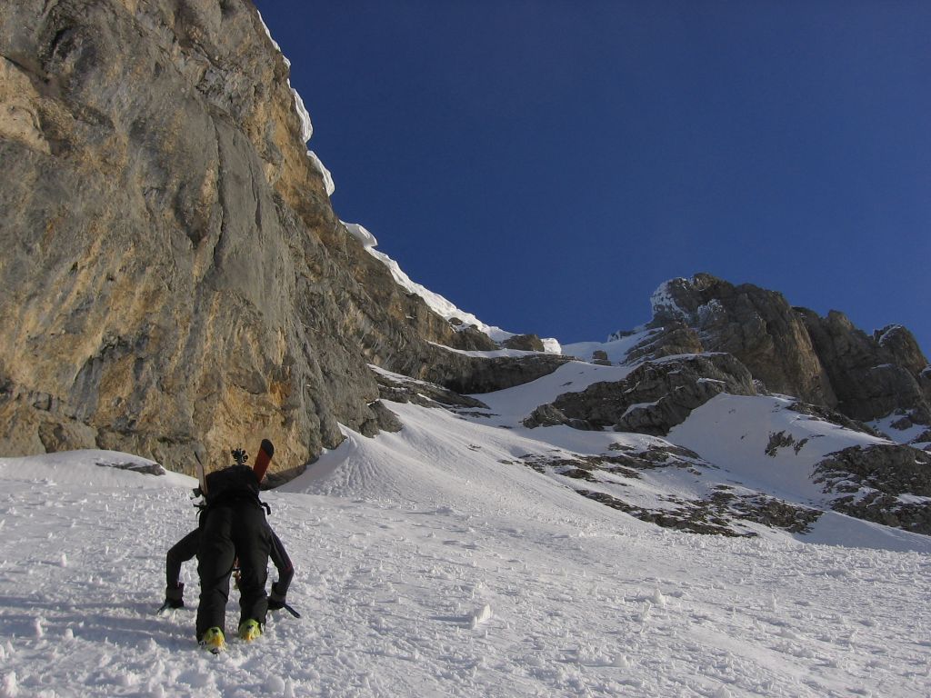 #2 A l A l'attaque : L'avantage d'être derrière Manu, c'est qu'il défonce tellement la neige que derrière c'est des vraies marches. Sinon, derrière, on peut voir le couloir en super conditions...