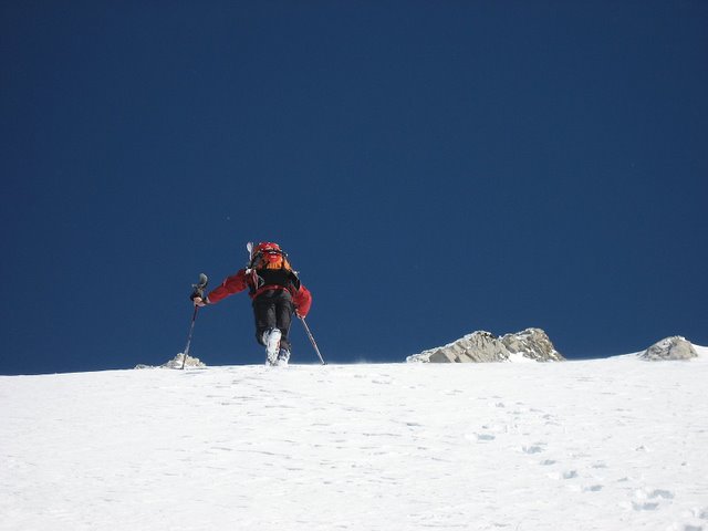 #10 Sommet 2090 m : Le seul déchaussage du jour pour monter au sommet 2090 m Sommet 2090 m : Le seul déchaussage du jour pour monter au sommet 2090 m