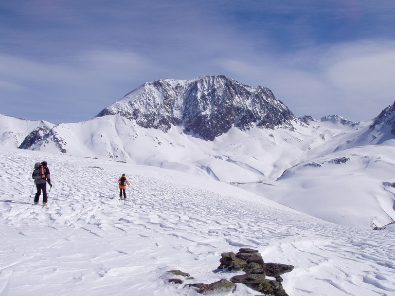 #7 Au dessus de la combe : Neige très travaillée par le vent. Un beau sommet derrière. C Au dessus de la combe : Neige très travaillée par le vent. Un beau sommet derrière. C'est quoi? (L'Argentier?)