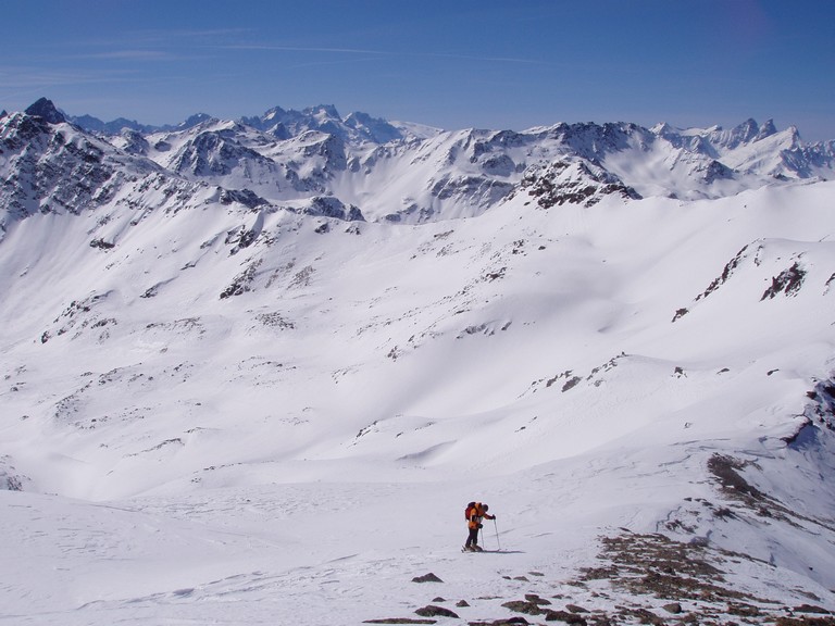 #5 Arrivée au sommet : Christian, au fond le massif de la Meije Arrivée au sommet : Christian, au fond le massif de la Meije