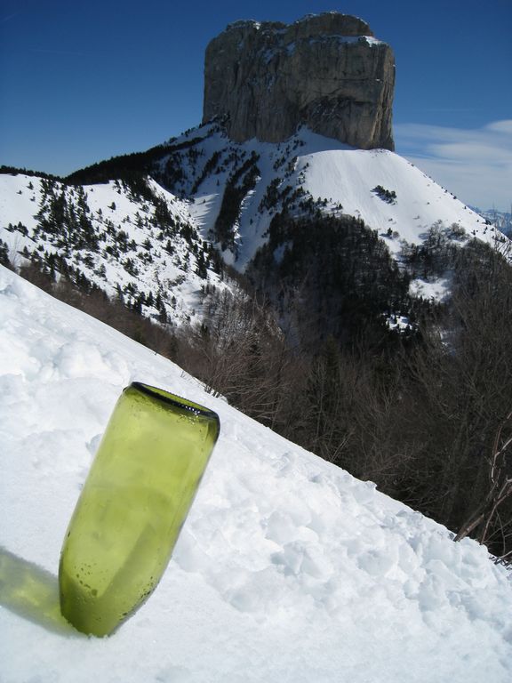 #12 Mont Aiguille : un Niveaulogue au tapis. meme pas mal. y en a un autre... Mont Aiguille : un Niveaulogue au tapis. meme pas mal. y en a un autre...