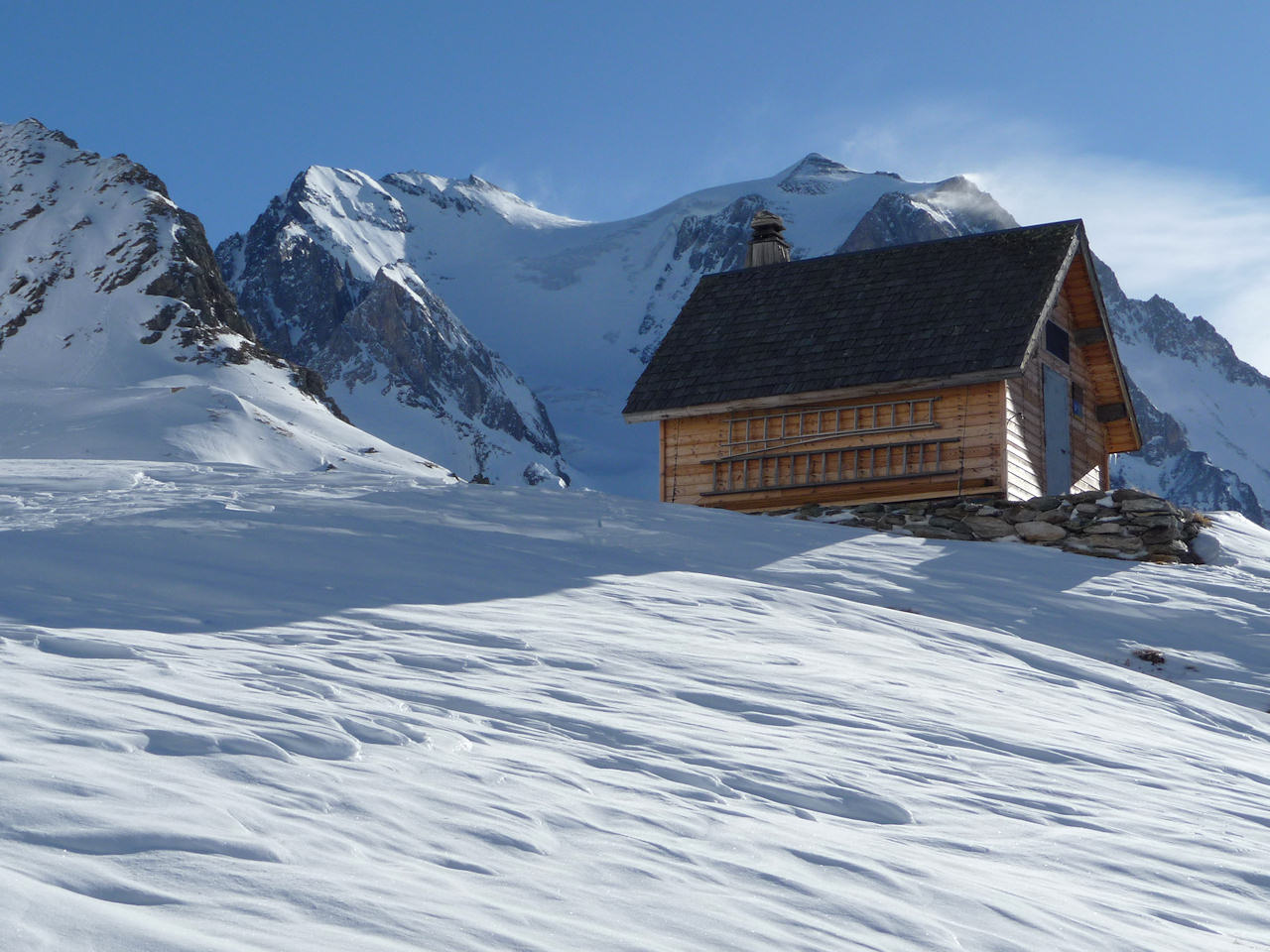 #3 Sur fond de Grande Casse : Le chalet des gardes entièrement rénové. Sur fond de Grande Casse : Le chalet des gardes entièrement rénové.