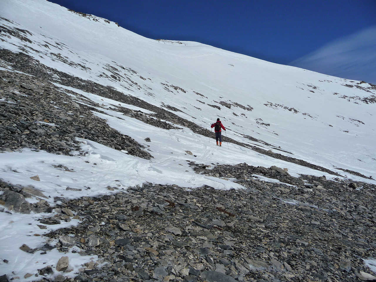 #10 Au pieds de la pente sommitale : Il faut se frayer un chemin entre les cailloux Au pieds de la pente sommitale : Il faut se frayer un chemin entre les cailloux