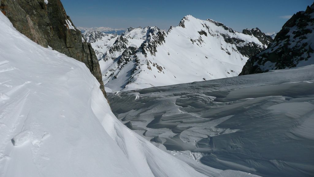 #5 Charmet : Charmet de l Charmet : Charmet de l'aiguille vu depuis la selle.
Impressionnant cumul de neige...