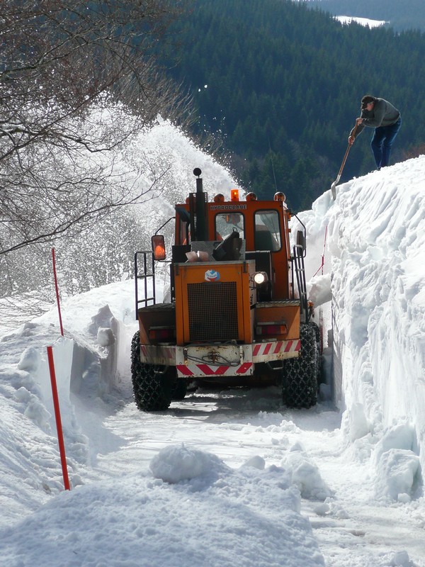 #15 Déneigement : Gros paquet de neige à fraiser à proximité de l Déneigement : Gros paquet de neige à fraiser à proximité de l'abbaye de Bonnefoy.
