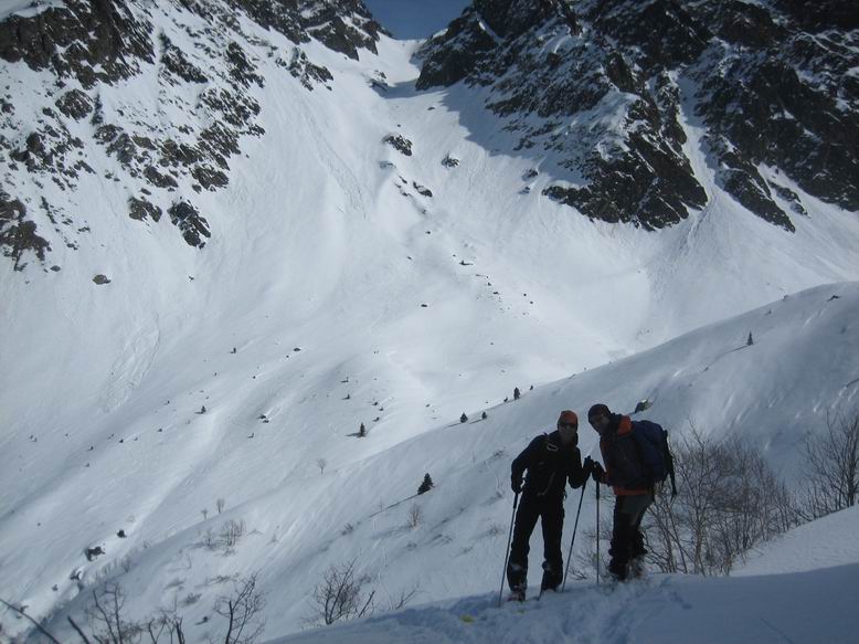 #6 Col du Tepey et des coulées : En arriere-plan, le col du Tepey avec quelques petites coulées Col du Tepey et des coulées : En arriere-plan, le col du Tepey avec quelques petites coulées