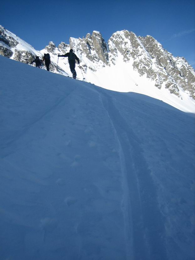 #1 Montée et vue sur faces Est : Montée et vue sur faces Est et en particulier le couloir NE Montée et vue sur faces Est : Montée et vue sur faces Est et en particulier le couloir NE