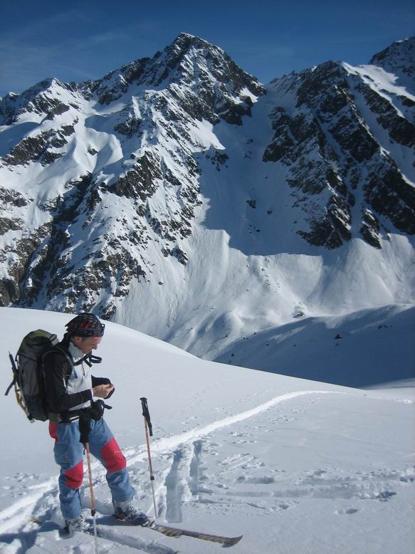 #3 Bertrand et col du Tepey : Bertrand et en arriere-plan, le col du Tepey (avec du monde dedans) Bertrand et col du Tepey : Bertrand et en arriere-plan, le col du Tepey (avec du monde dedans)