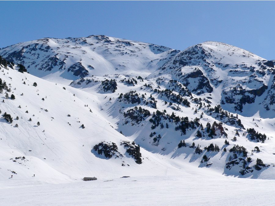 #3 Pic de la Cabaneta : au pied des pentes de la Cabaneta : le refuge et le plettes de Siscaro et la combe de montée . Pic de la Cabaneta : au pied des pentes de la Cabaneta : le refuge et le plettes de Siscaro et la combe de montée .