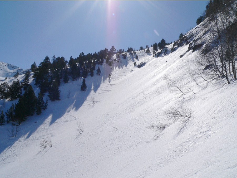 #2 Pic de la Cabaneta : Jonction avec le premier couloir, le plus à l Pic de la Cabaneta : Jonction avec le premier couloir, le plus à l'W et le moins fréquenté, d'accès aux Plettes de Siscaro .