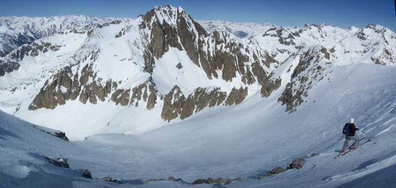 #17 Le haut de la combe NW : Il faut aller chercher le passage, près des barres à droite. Le haut de la combe NW : Il faut aller chercher le passage, près des barres à droite.
