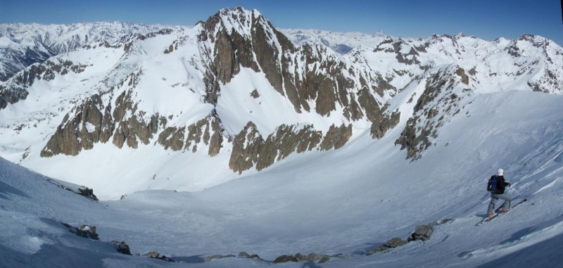 Le haut de la combe NW : Il faut aller chercher le passage, près des barres à droite.