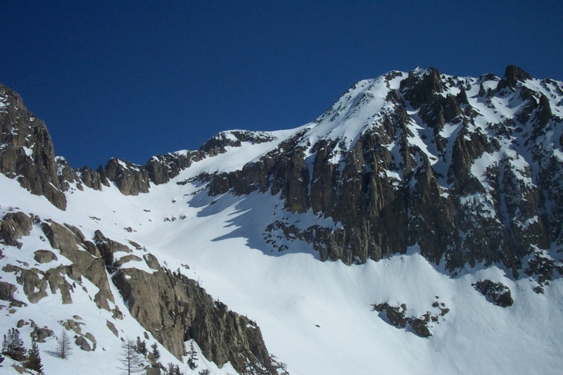 #3 Combe-passage-col portettes : On voit bien le passage à gauche des barres qui défendent par le Nord le sommet Combe-passage-col portettes : On voit bien le passage à gauche des barres qui défendent par le Nord le sommet