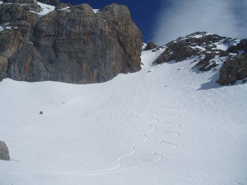 #6 Neige et falaise : Un reliquat de poudre oublié par le vent, ça se refuse pas! Neige et falaise : Un reliquat de poudre oublié par le vent, ça se refuse pas!