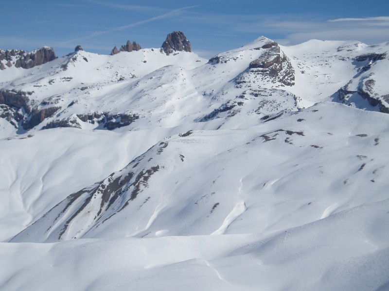 #1 Face ouest de la Mortice N : La descente s Face ouest de la Mortice N : La descente s'effectue en face ouest dans un assez large couloir entre 2 falaises
