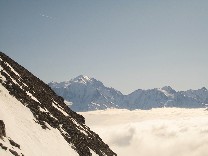Mont-Blanc : Le mont-Blanc posé dans les nuages