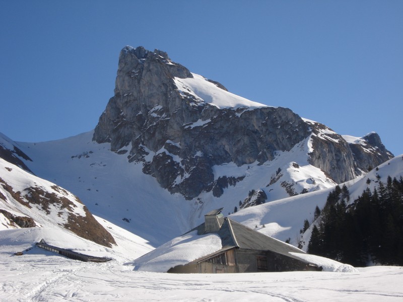 chateau d'Oche : la descente du col de Planchamp et les chalets d'Oche