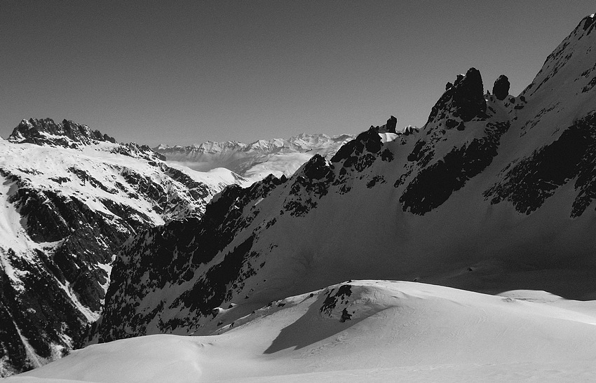 #12 Rochers Rissiou : La face N des Rochers Rissiou (à D), surveillée par une arête de gendarmes Rochers Rissiou : La face N des Rochers Rissiou (à D), surveillée par une arête de gendarmes