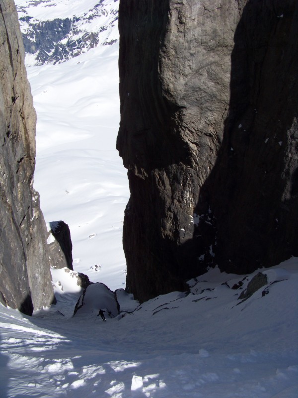 #3 couloir de la Mitraille : Vincent est déjà presque en bas. Il y a moin de neige que sur la photo du topo! couloir de la Mitraille : Vincent est déjà presque en bas. Il y a moin de neige que sur la photo du topo!
