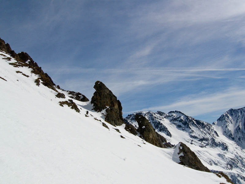 #12 Sortie du couloir : Les rochers caractéristiques en RG du couloir, pour ne pas le louper. Sortie du couloir : Les rochers caractéristiques en RG du couloir, pour ne pas le louper.