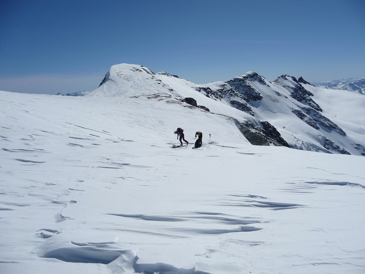 #15 Sur la calotte glaciaire : Nous rechaussons les skis avant de poursuivre vers le sommet Sur la calotte glaciaire : Nous rechaussons les skis avant de poursuivre vers le sommet
