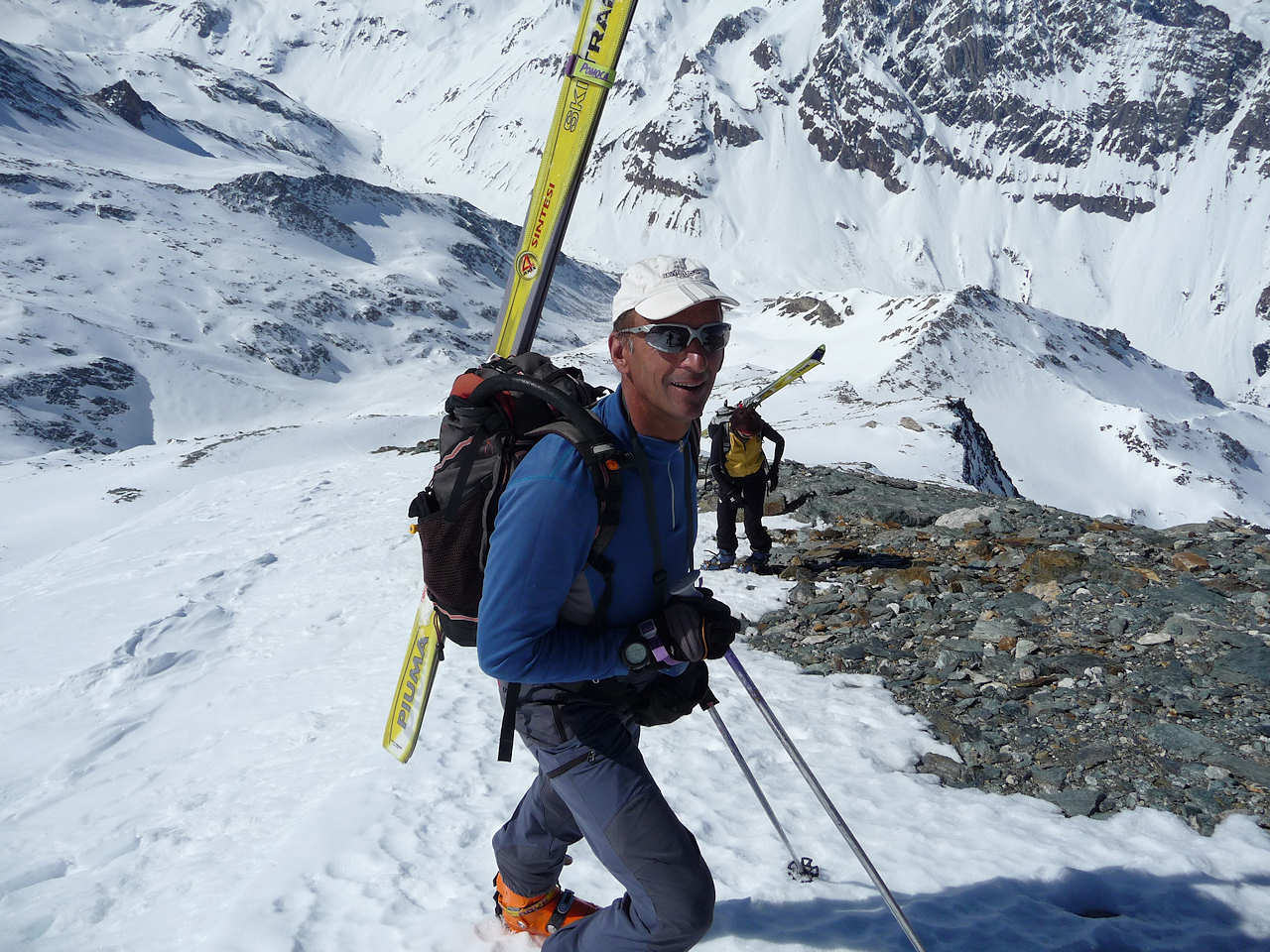 #11 Skis sur le sac : La neige porte bien Skis sur le sac : La neige porte bien
