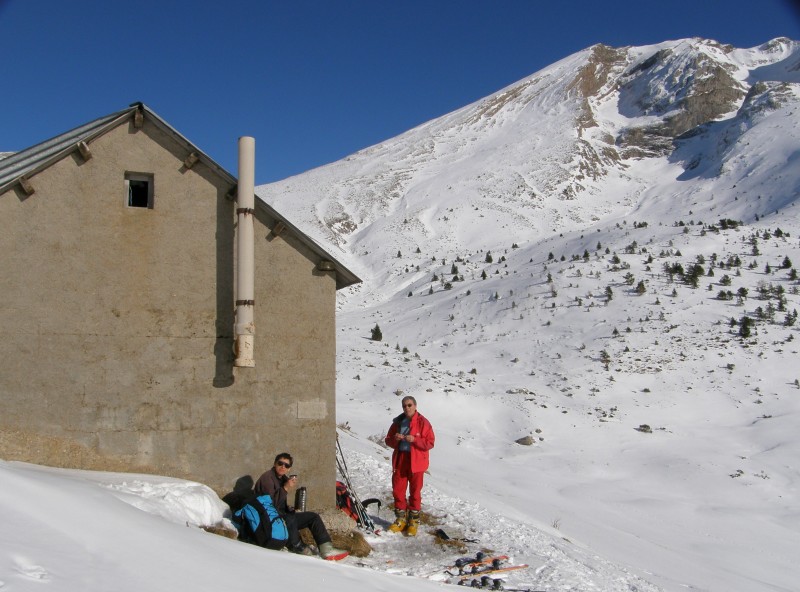 #2 La cabane et le sommet : La cabane peut constituer un refuge en cas de mauvais...
La face wnw est bien visible avc la petite barre sous laquelle on peut skier et les grosses dont il ne faut pas trop s La cabane et le sommet : La cabane peut constituer un refuge en cas de mauvais...
La face wnw est bien visible avc la petite barre sous laquelle on peut skier et les grosses dont il ne faut pas trop s'approcher...