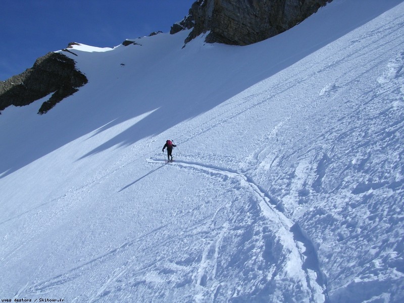 #1 Sous le col du Rasoir : bonne trace sur une neige encore bien gelée dans ce versant nord Sous le col du Rasoir : bonne trace sur une neige encore bien gelée dans ce versant nord