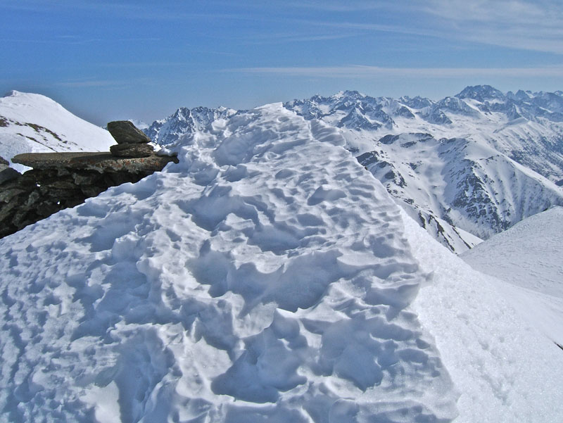 #8 AUTARET : Cote 2707m et le reste d AUTARET : Cote 2707m et le reste d'un blokaus avec à gauche l'objectif du jour Tête de l'Autaret et au loin le Matto et l'Argentera.
