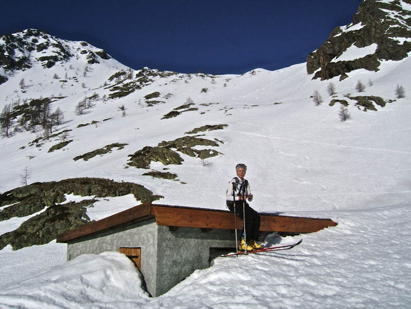 #5 AUTARET : Petit casse croûte pour Monique sur le toit de la Cabane Moutons. AUTARET : Petit casse croûte pour Monique sur le toit de la Cabane Moutons.