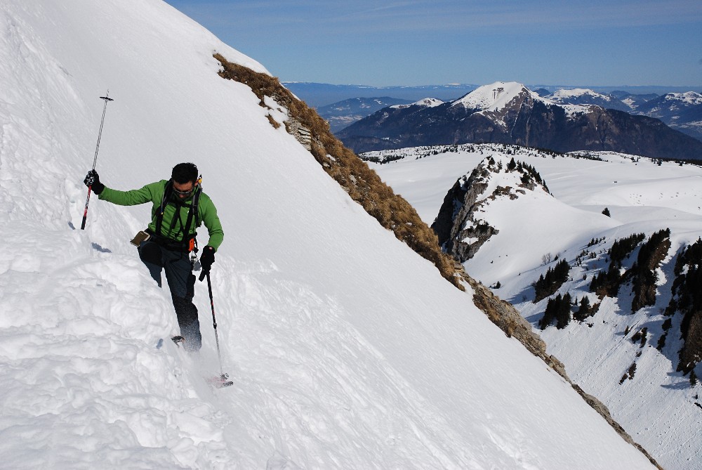 #11 Col de Sosay : Patrick franchit ce passage un peu technique avec le Môle en arrière-plan. Col de Sosay : Patrick franchit ce passage un peu technique avec le Môle en arrière-plan.