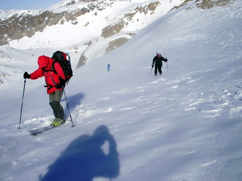 Pas de la Couletta : La lutte contre le vent N va cesser dès le passage du col.
Au fond le refuge de Chambeyron.