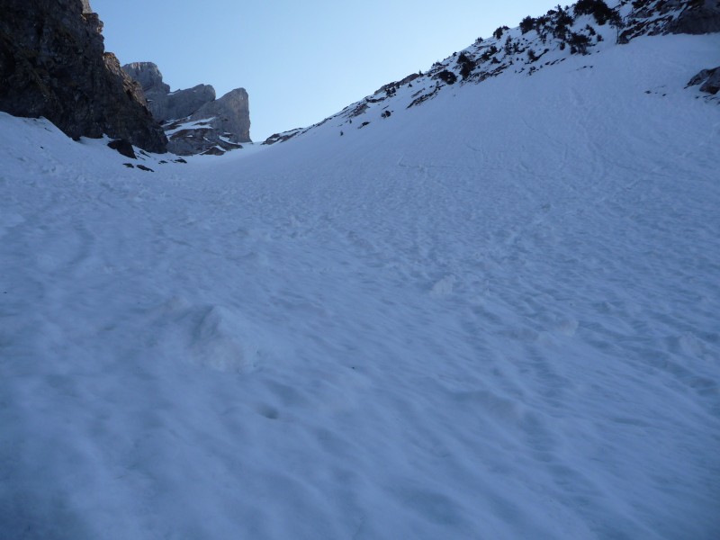 #7 couloir : beaucoup beaucoup plus large , je vois le sommet du coillu à bordel à gauche couloir : beaucoup beaucoup plus large , je vois le sommet du coillu à bordel à gauche