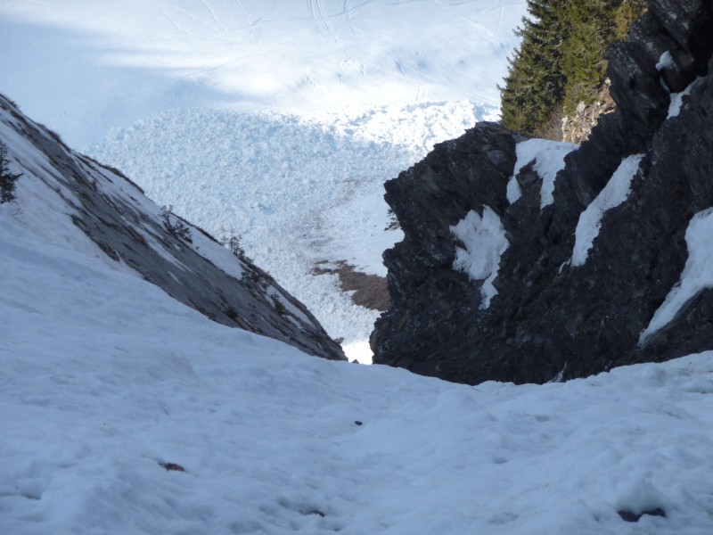 #12 goulet : Là (entrée du goulet) je remets les crampons parce qu goulet : Là (entrée du goulet) je remets les crampons parce qu'en plus d'être tout dure voir gelé ici c'est tout cartonné , y'a quasiment pas d'accroche de quart.