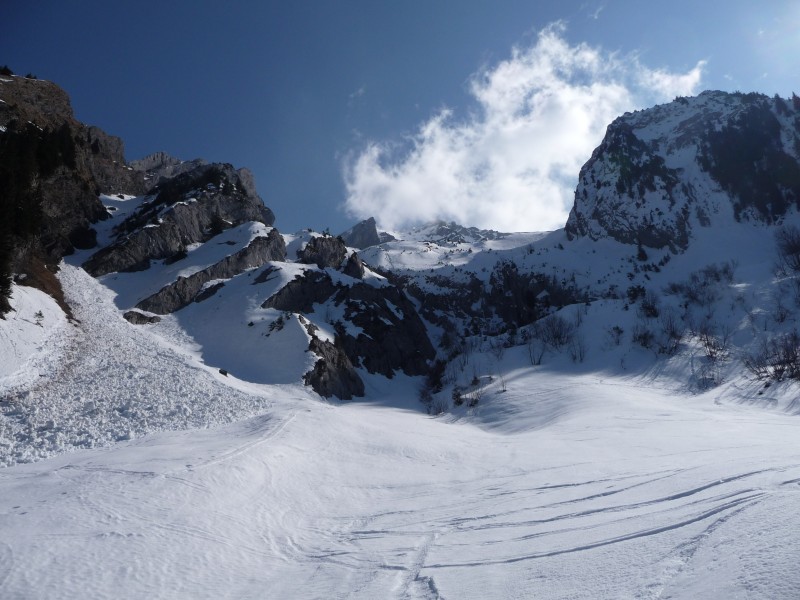 #13 foiroux : vue sur la combe de foiroux et le goulet de départ du couloir chauchefoin à gauche (avec sa grosse coulée) foiroux : vue sur la combe de foiroux et le goulet de départ du couloir chauchefoin à gauche (avec sa grosse coulée)